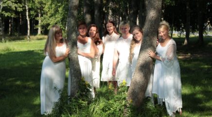 Lauluyhtye Impromptum valkoisissa mekoissa metsän siimeksessä